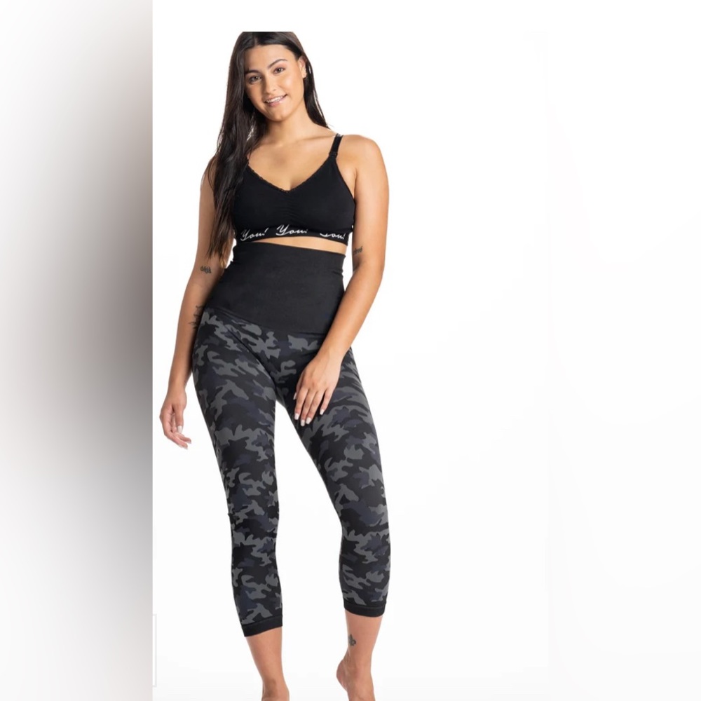 Preggo Leggings Snapback Postpartum Crop‎ Leggings Black Camo Size XL/2XL NWT